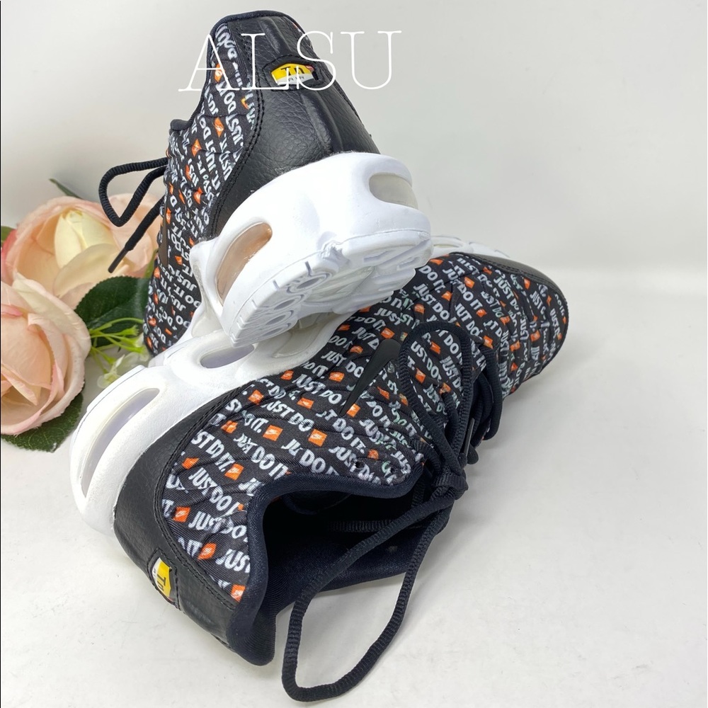 Nike Air Max Plus Black Women’s Sneakers AUTHENTIC - Picture 5 of 12